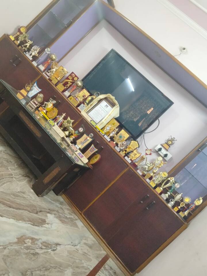 सिद्धार्थ के पिता ने बताया कि वह खुद भी देश के लिए खेलना चाहते थे वह खुद जिमनास्टिक करते थे और उनकी ख्वाहिश थी कि वह अपने देश के लिए खेले, उसके बाद उन्होंने अपनी बेटी को क्रिकेटर बनाने की ठान ली और रोज दिन में 2:00 बजे अपनी दुकान बंद कर दिए सिद्धार्थ को 2:00 बजे से 5:00 बजे तक स्टेडियम में क्रिकेट खिलाने ले जाया करते थे.