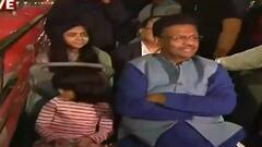 KMC Election Result 2021: কলকাতা পুরভোটে জয়ের পরেই হুড খোলা বাসে সপরিবারে ফিরহাদ হাকিম । Bangla News