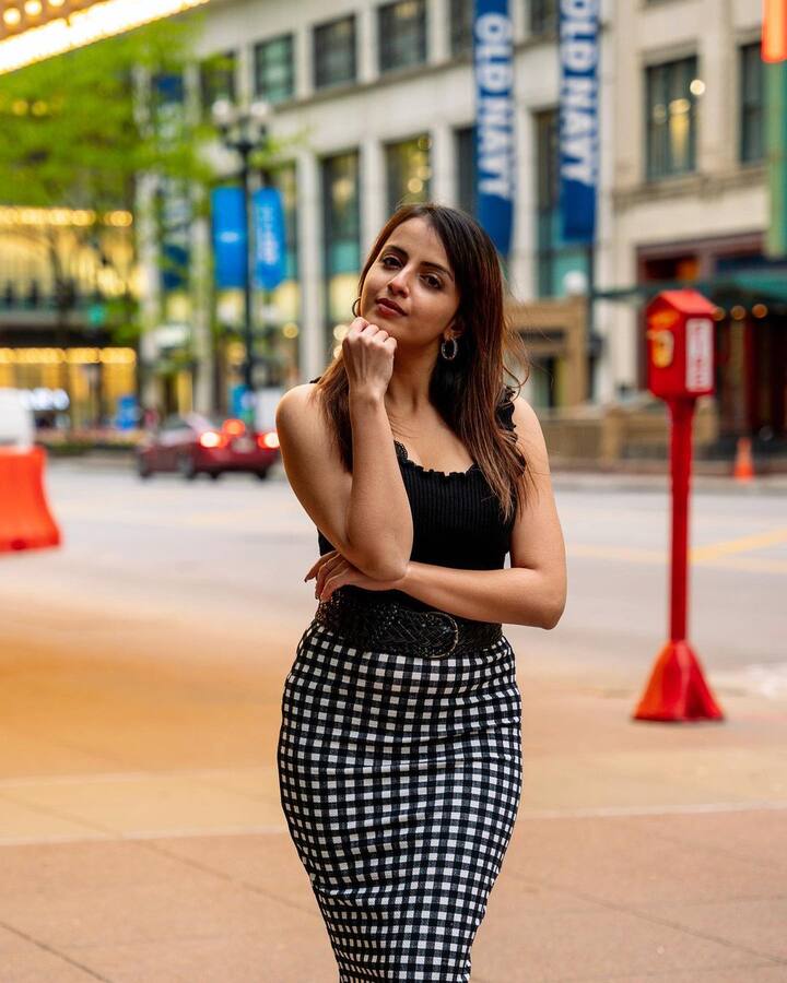 श्रेनु पारिख ने डैमेज्ड 3 डेब्यू किया. श्रेनु वेब सीरीज में एक जर्नलिस्ट का रोल निभा रही हैं.