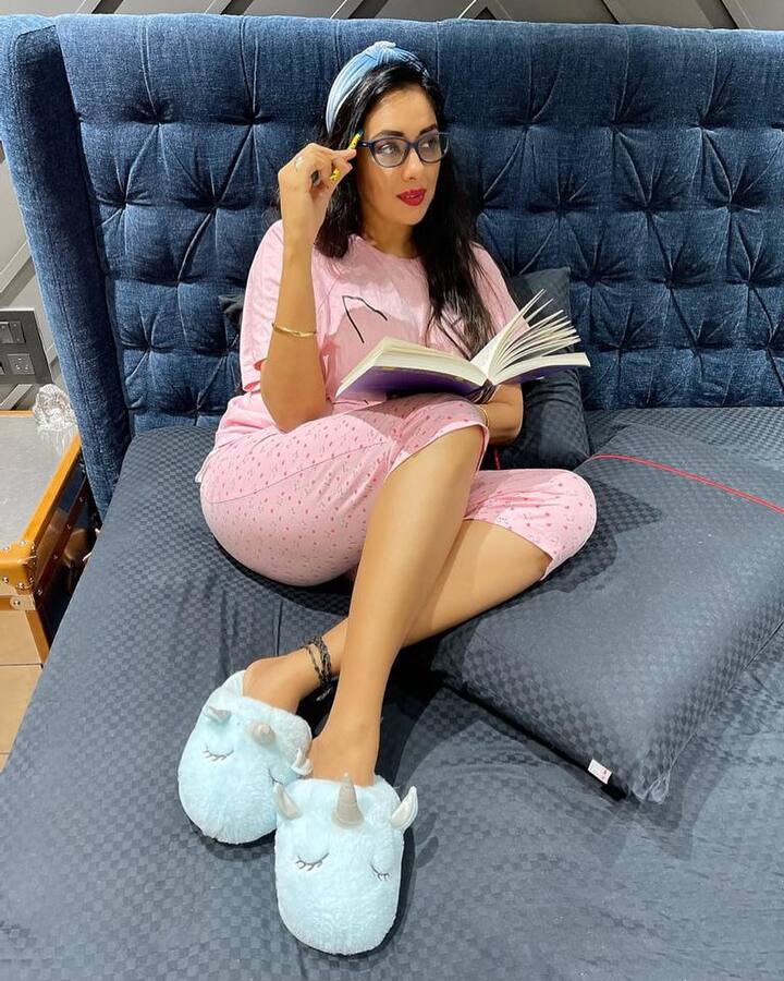 रुपाली का बेड भी बेहद स्टाइलिश हैं जो गहरे नीले रंग का है. वो अक्सर अपना खाली वक्त यहीं पर गुजारती है.