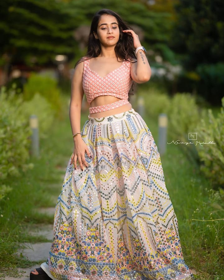అతడి ప్రవర్తన దీప్తికి కూడా చిరాకు తెప్పించే ఉంటుంది. అందుకేనేమో రిజల్ట్ పెద్దగా పట్టించుకోకుండా తన ఫోటోషూట్లతో తాను బిజీగా ఉంది.  (Image credit: Deepthi Sunaina/Instagram)