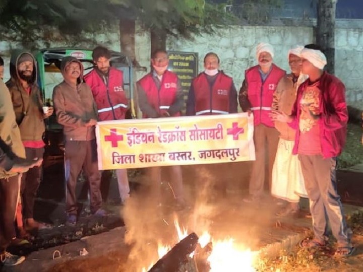 Bastar weather update: कड़कड़ाती ठंड और घने कोहरे की चादर में लिपटा बस्तर, abp न्यूज़ पर ख़बर दिखाने के बाद हुई अलाव की व्यवस्था