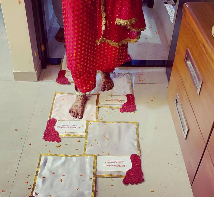 ऐश्वर्या शर्मा (Aishwarya Sharma) इस मौके पर रेड सूट पहने और मांग में सिंदूर और माथे पर बिंदी लगाए हुए नजर आईं.