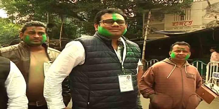 কলকাতা হাইকোর্টের দুঁদে আইনজীবী। এজলাসে বড় বড় মামলা লড়েছেন। তিনিই এবার জনতার এজলাসে বড়সড় পরীক্ষাতেও পাশ। কলকাতা পুরসভার ২৮ নম্বর ওয়ার্ডে জয়ী তৃণমূল কংগ্রেসের প্রার্থী অয়ন চক্রবর্তী।