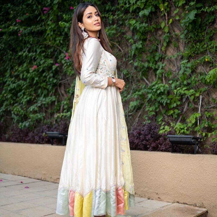 ప్రస్తుతం నివేదా పేతురాజ్ చేతిలో రెండు తెలుగు సినిమాలు, ఓ తమిళ మూవీ ఉంది. తెలుగులో 'విరాటపర్వం' ఒకటి, చందు మొండేటి సినిమా మరొకటి. ఓ వైపు వరుస సినిమాలతో బిజీగా ఉన్నప్పటికీ సోషల్ మీడియాలో మాత్రం యాక్టివ్ గా ఉంటోంది బ్యూటీ. ఎప్పటికప్పుడు లేటెస్ట్ ఫొటోస్ షేర్ చేసి మెస్మరైజ్ చేస్తోంది.