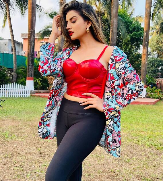 Akshara Singh Photos: वेस्टर्न आउटफिट में अक्षरा सिंह का कोई तोड़ नहीं, दिलकश अदाओं से उड़ाती हैं फैंस के होश