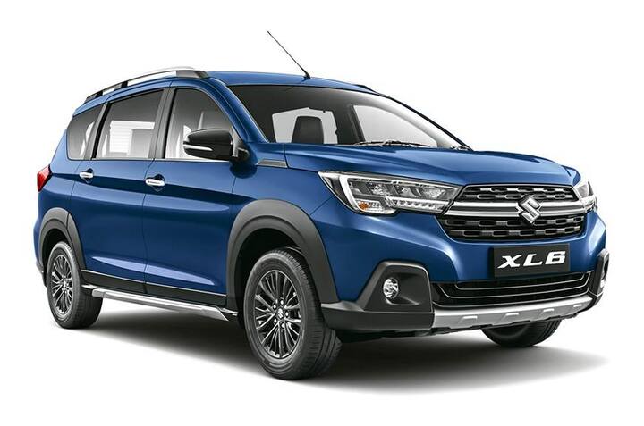 દેખાવઃ કેરેન્સ વધુ એક SUV અને MPV વચ્ચેના ક્રોસ જેવું લાગે છે પરંતુ પ્રીમિયમ દેખાવ સાથે તે લાંબી છે. કિયાએ હજુ સુધી પરિમાણો જાહેર કર્યા નથી પરંતુ અમે અપેક્ષા રાખીએ છીએ કે તે XL6 કરતા વધારે લાંબી અને લગભગ Alcazar જેટલી જ લંબાઈ ધરાવે છે. જો કે, તેને અનાવરણ સમયે જોવાના આધારે, કેરેન્સ પાસે નાના 16 ઇંચ વ્હીલ્સ છે જે અલ્કાઝારની સરખામણીમાં તેને વધુ ક્રોસઓવર બનાવે છે, જે તેના મોટા 18 ઇંચ વ્હીલ્સ સાથે SUV છે. કેરેન્સ અલગ દેખાય છે અને તેના નવા લુક સાથે સંપૂર્ણપણે નવો દેખાવ ધરાવે છે. XL6 વિશે પણ એવું જ કહી શકાય જે અર્ટિગા જેવી દેખાતી નથી પરંતુ નાના 15 ઇંચ વ્હીલ્સને કારણે XL6 તેની ડિઝાઇનમાં વધુ MPV છે.