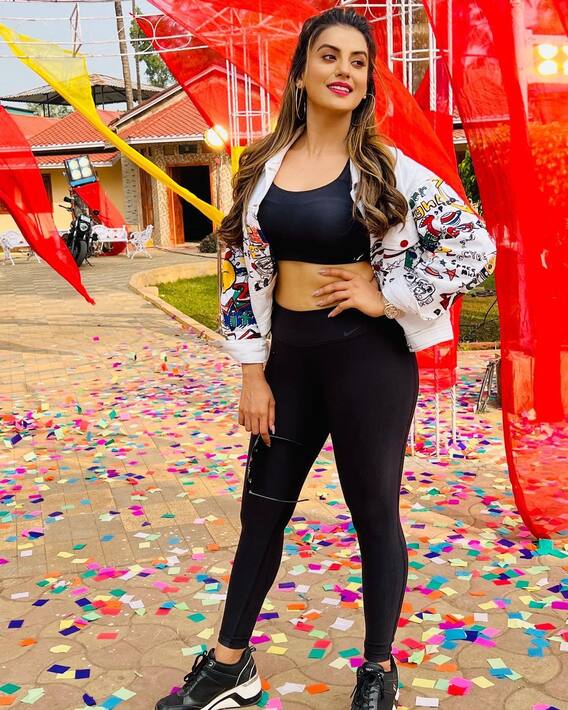Akshara Singh Photos: वेस्टर्न आउटफिट में अक्षरा सिंह का कोई तोड़ नहीं, दिलकश अदाओं से उड़ाती हैं फैंस के होश
