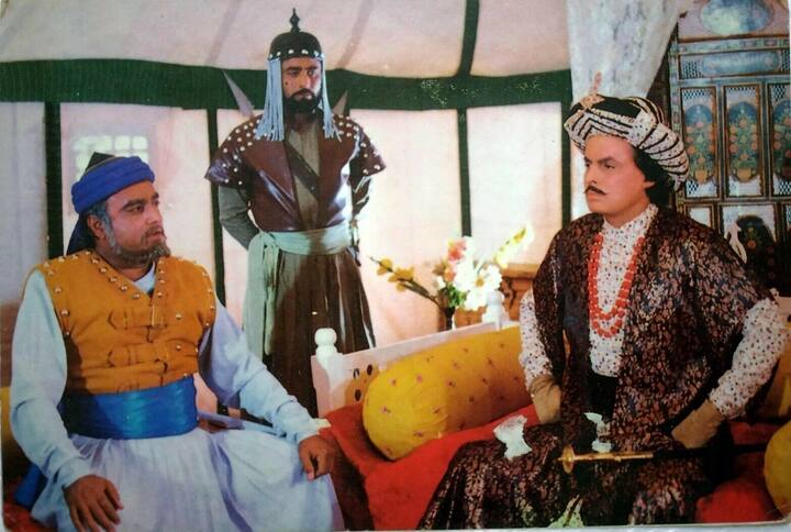 द स्वोर्ड ऑफ टीपू सुल्तान टीवी का चर्चित सीरियल था. इस शो को संजय खान ने बनाया था और वही शो में मुख्य किरदार भी निभाते थे. एक बार इस शो के सेट पर आग लग गई थी. 40 लोग इसकी चपेट में आ गए थे. संजय खान भी बुरी तरह से जल गए थे. इस हादसे के बाद उन्हें करीब 70 सर्जरियां करानी पड़ी थी.