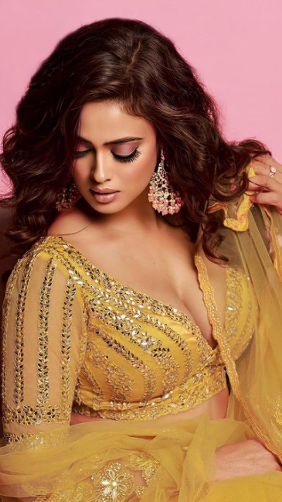 Diwali Fashion Trend Alert: Shweta Tiwari's Golden Hour Magic Comes Not  From The Sun But Her Beaming Yellow Lehenga