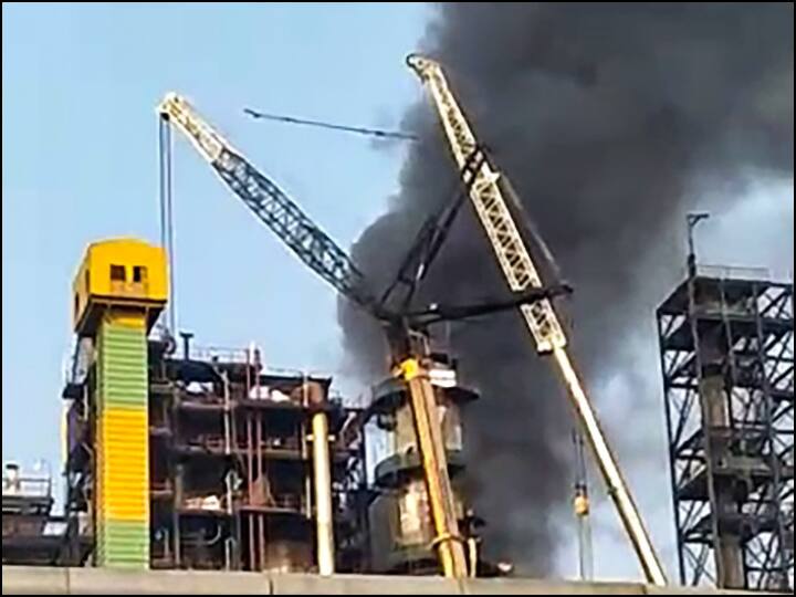 Fire broke out in Haldia petrochemicals Indian Oil refinery in west bengal East Midnapur Indian Oil के हल्दिया रिफाइनरी में भयंकर आग से 3 की मौत, 44 लोग घायल, CM ममता ने जताया दुख