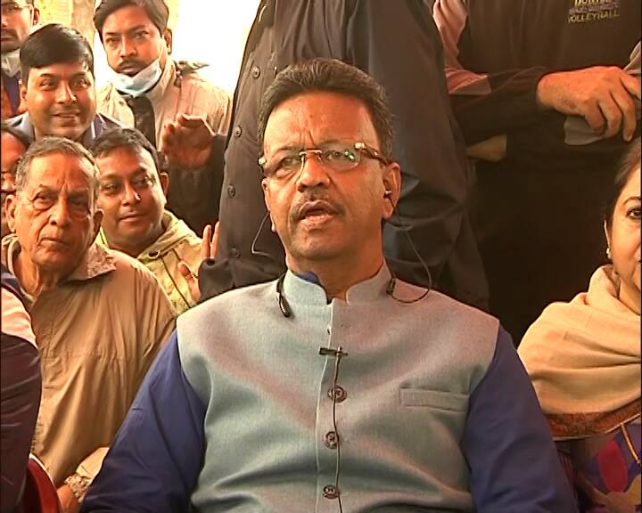 কলকাতা পুরসভার প্রাক্তন মেয়রকে বিধানসভা ভোটেও প্রার্থী করেছিল তৃণমূল। কলকাতা বন্দর আসন থেকে জয়ের পর রাজ্যের পরিবহণমন্ত্রী হন ফিরহাদ হাকিম। তারপর পুরভোটেও ৮২ নম্বর ওয়ার্ডে তাঁর ওপরেই ভরসা করেছিলেন মমতা বন্দ্যোপাধ্যায়। এদিন ফল বেরোতে দেখা গেল ১৪ হাজার ৮৬৭ ভোটে জয়ী হয়েছেন তিনি।