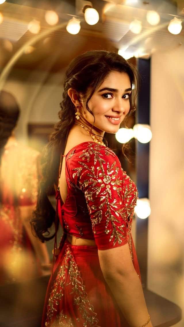 'ఉప్పెన' సినిమాతో టాలీవుడ్ లో ఎంట్రీ ఇచ్చిన కృతిశెట్టి మొదటి సినిమాతోనే భారీ విజయాన్ని సొంతం చేసుకుంది.(Photo Courtesy: Instagram)