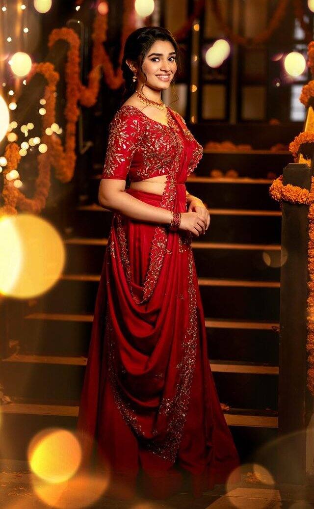 టాలీవుడ్ లో టాప్ రేసులో దూసుకుపోతున్న ఈ బ్యూటీ పలు ఫోటోషూట్లలో పాల్గొంటూ వాటిని సోషల్ మీడియాలో షేర్ చేస్తుంది. తాజాగా ఆమె షేర్ చేసిన ఫొటోలు వైరల్ అవుతున్నాయి(Photo Courtesy: Instagram)