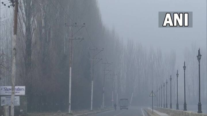 वहीं मौसम विभाग के अधिकारी की माने तो राजधानी श्रीनगर में सोमवार की रात तापमान 2.8 डिग्री सेल्सियस तक पहुंच गया था. जबकि उससे पहले ये पारा 5.8 डिग्री सेल्सियस था.