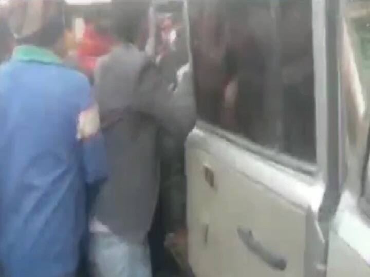 Liquor Ban in Bihar: गोपालगंज में मची 'लालपानी' की लूट, देखते ही देखते खाली हो गई गाड़ी, खिड़की से हाथ डालकर निकाल ली बोतल Liquor Ban in Bihar: Villagers looted liquor worth lakhs in gopalganj, now video is going viral ann Liquor Ban in Bihar: गोपालगंज में मची 'लालपानी' की लूट, देखते ही देखते खाली हो गई गाड़ी, खिड़की से हाथ डालकर निकाल ली बोतल