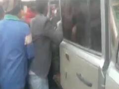 Liquor Ban in Bihar: गोपालगंज में मची 'लालपानी' की लूट, देखते ही देखते खाली हो गई गाड़ी, खिड़की से हाथ डालकर निकाल ली बोतल