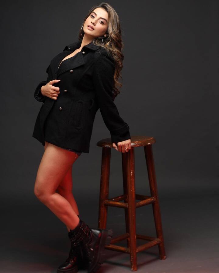 अक्षरा सिंह (Akshara Singh) ने इस सिजिलंग फोटोशूट की तस्वीर शेयर कर फैंस के होश उड़ा दिए थे.