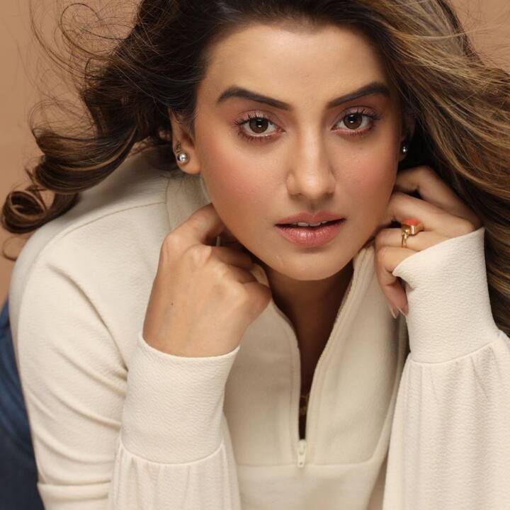 बीते दिनों, खेसारी लाल और पवन सिंह के विवाद पर दिनेश लाल ने प्रतिक्रिया दी थी और अब पवन सिंह की एक्स गर्लफ्रेंड और भोजपुरी इंडस्ट्री की धाकड़ अदाकारा अक्षरा सिंह ने इस पूरे मामले पर अपनी चुप्पी तोड़ते हुए एबीपी न्यूज़ से बातचीत के दौरान अपनी बात रखी है. अक्षरा ने अपनी बात की शुरुआत भोजपुरी की एक कहावत से की और कहा कि