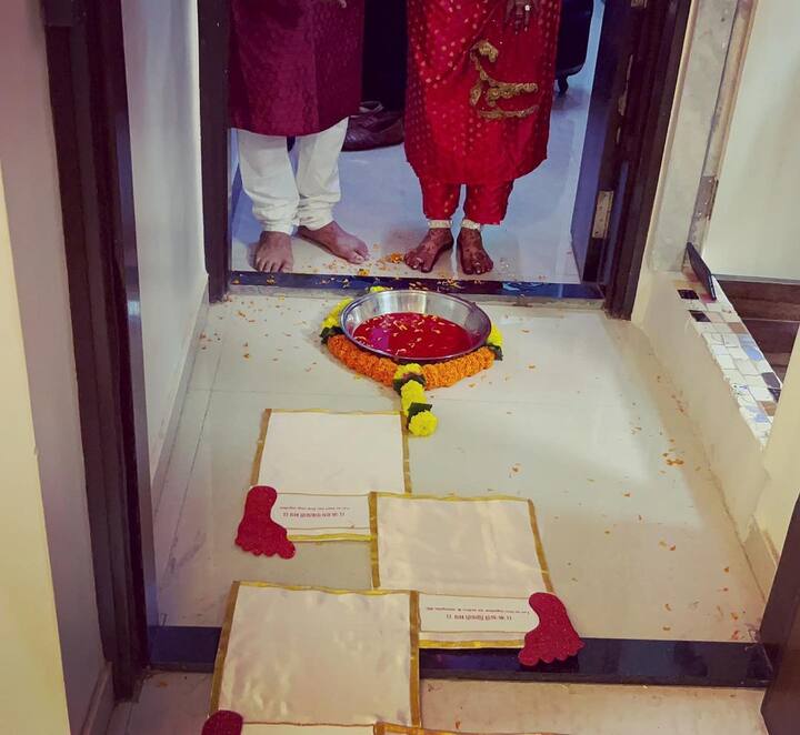 ऐश्वर्या शर्मा (Aishwarya Sharma) की गृह प्रवेश के लिए सारी तैयारी उनकी सासु मां ने की थी. एक्ट्रेस ने कैप्शन में इस बात की जानकारी दी.