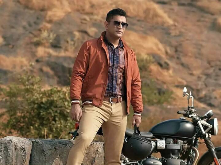 धोनी के बाइक प्रेम से तो पूरी दुनिया वाकिफ है. क्रिकेट के अलावा धोनी को बाइक राइड करना बुत पसंद है. अपनी इसी शौक के चलते उनके पास रॉयल इन फील्ड, सुजुकी हायाभुसा, कावासाकी निंजा, यामा थेंडरेट जैसी बाइक्स का कलेक्शन है.