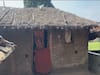 Dindori PM awas yojana corruption news: पीएम आवास दिलाने के लिए रिश्वत के साथ-साथ मुर्गा तक ले गए अधिकारी, मकान की जगह बना दी झौपड़ी
