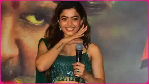 अभिनेत्री रश्मिका मंदाना पुष्पा सिनेमात अल्लू अर्जुनच्या विरोधात दिसत आहे. रश्मिकाला या भूमिकेसाठी आठ ते दहा कोटी रूपये मिळाले आहेत.