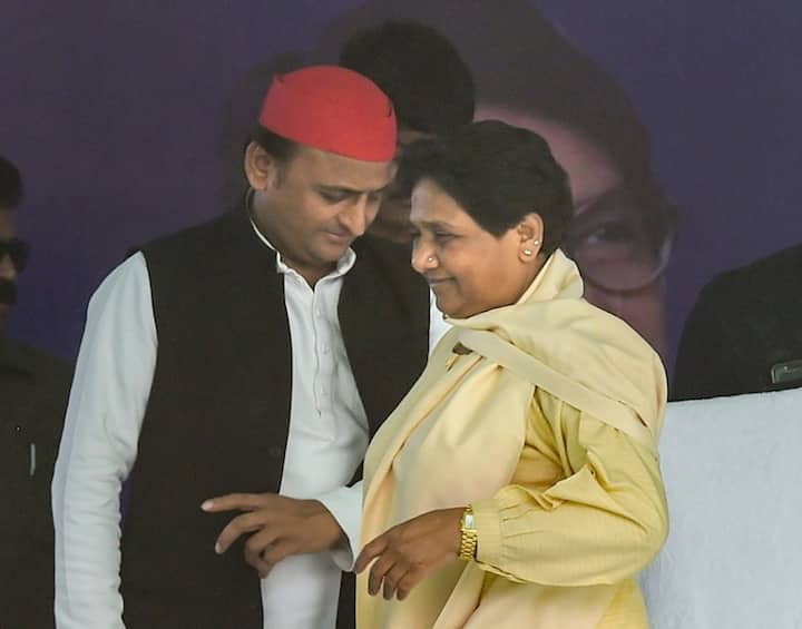 उत्तर प्रदेश के पूर्व मुख्यमंत्री अखिलेश यादव यूं तो मायावती के राजनीतिक विरोधी हैं लेकिन अकसर उन्हें बुआ कहकर संबोधित करते हैं. बता दें कि मायावती ने कभी मुलायम सिंह यादव को राखी नहीं बांधी है. उनके अलावा मायावती तीन नेताओं को राखी बांध चुकी हैं.