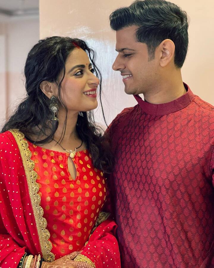 ससुराल में कदम रखने के बाद ऐश्वर्या शर्मा (Aishwarya Sharma) ने अपने पति नील भट्ट (Neil Bhatt) के संग रोमांटिक तस्वीरें क्लिक कराई.