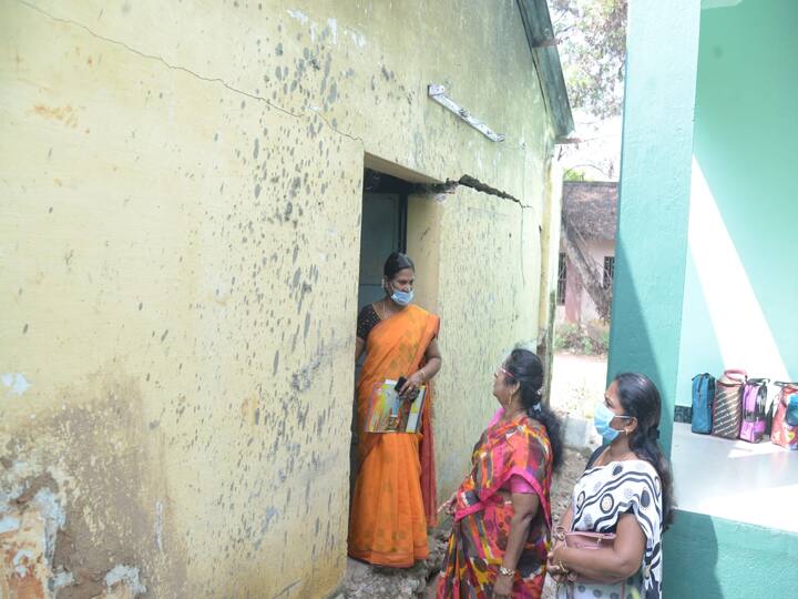 Dangerous buildings were surveyed in 1,979 schools across Dindigul district. திண்டுக்கல் மாவட்டத்தில் ஆபத்தான நிலையில் 1,979 பள்ளிக்கட்டடங்கள்