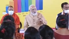 PM Modi in Prayagraj: छोटे बच्चे को गोद में लिए PM Modi, देखिए तस्वीरें| Hindi News