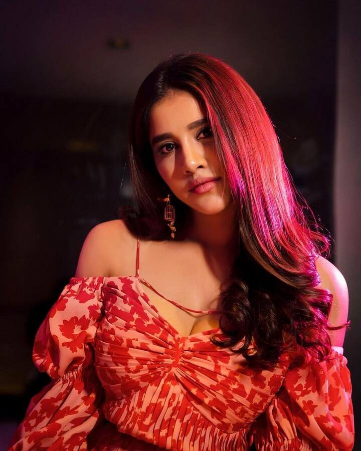 మొన్నటికి మొన్నే కొన్ని హాట్ ఫోటోలను షేర్ చేసిన ఈ బ్యూటీ తాజాగా మరికొన్ని ఫోటోలను పోస్ట్ చేసింది. (Courtesy : Instagram)