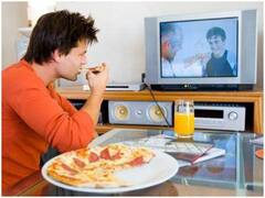 Weight Loss: TV देखकर खाना खाने की आदत बढ़ाती है मोटापा, इस तरह करें कंट्रोल