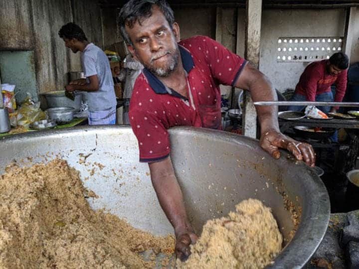 Sevathakani Biryani shop has been donning biryani for 50 years in Trichy. சோறு முக்கியம் பாஸு..  திருச்சியை கலக்கும் செவத்தகனி பிரியாணி.. இது Food Lovers கார்னர்