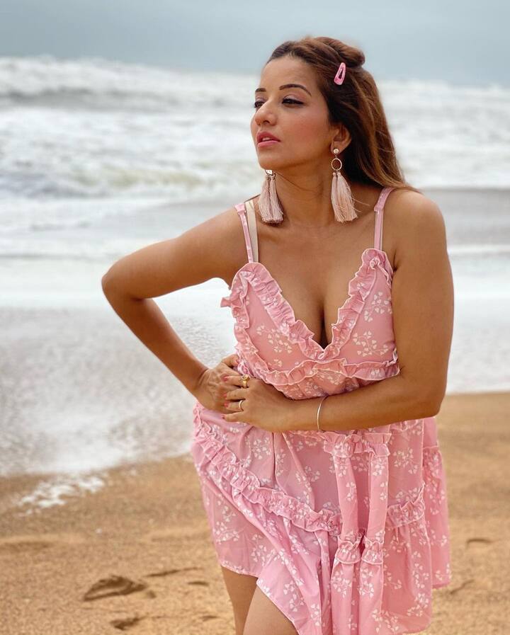 साड़ी हो या कोई शॉर्ट ड्रेस मोनालिसा (Monalisa) को अच्छे से पता है कि उन्हें खुद को कैसे कैरी करना है.