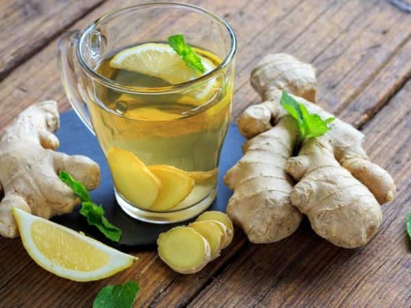 ਅਦਰਕ ਇੱਕ ਕਿਸਮ ਦਾ ਕੰਦ ਹੈ। ਇਹ ਜ਼ਮੀਨ ਵਿੱਚ ਉੱਗਣ ਵਾਲੀਆਂ ਸਬਜ਼ੀਆਂ 'ਚੋਂ ਇੱਕ ਹੈ। ਭਾਰਤ ਵਿੱਚ ਅਦਰਕ ਦੀ ਵਰਤੋਂ ਹਰ ਘਰ ਵਿੱਚ ਕੀਤੀ ਜਾਂਦੀ ਹੈ। ਅਜਿਹੀ ਸਥਿਤੀ ਵਿੱਚ ਅਸੀਂ ਤੁਹਾਨੂੰ ਇੱਥੇ ਦੱਸਾਂਗੇ ਕਿ ਅਦਰਕ ਦਾ ਸੇਵਨ ਕਰਨ ਨਾਲ ਤੁਹਾਡੀ ਸਿਹਤ ਲਈ ਕੀ ਫਾਇਦੇ ਹਨ ਤੇ ਤੁਸੀਂ ਚਾਹ ਤੋਂ ਇਲਾਵਾ ਇਸ ਦਾ ਸੇਵਨ ਕਿਵੇਂ ਕਰ ਸਕਦੇ ਹੋ। ਆਓ ਜਾਣਦੇ ਹਾਂ।
