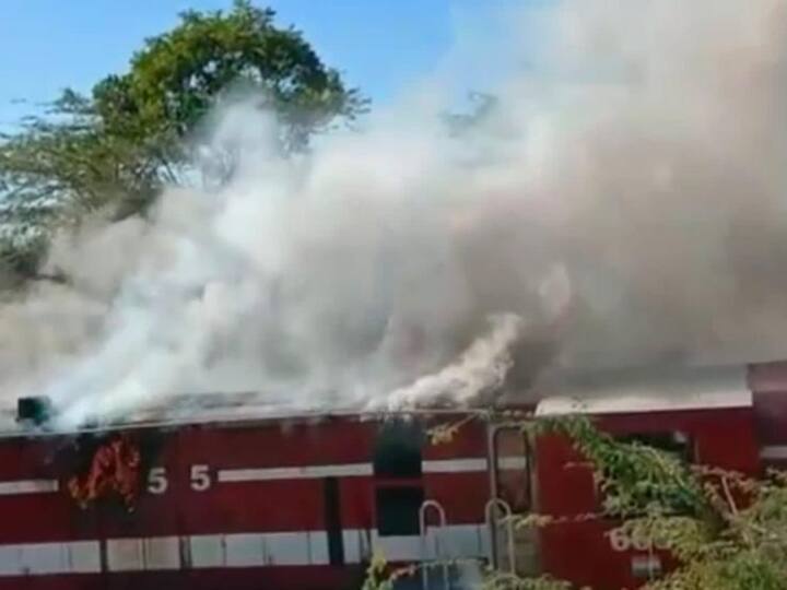 Udaipur Rajasthan Rajsamand  engine fire broke out between Devgarh Kamlighat later controlled  Marwar ANN Udaipur News: तकनीकि खराबी की वजह से चलती ट्रेन के इंजन में अचानक लगी आग, मचा हड़कंप