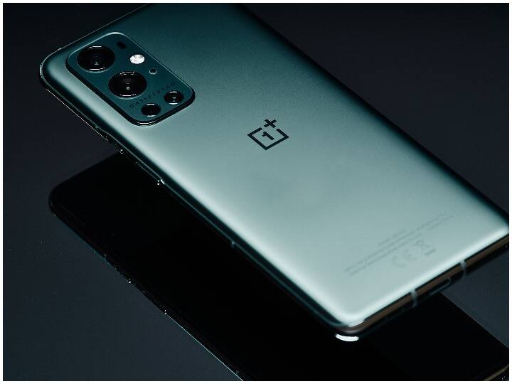 वनप्लस 9 प्रो (OnePlus 9 Pro): फोटोग्राफी के लिए OnePlus 9 Pro में क्वाड रियर कैमरा सेटअप दिया गया है, जिसका प्राइमरी कैमरा 48 मेगापिक्सल का है. साथ ही 50 मेगापिक्सल का अल्ट्रा-वाइड लेंस और 8 मेगापिक्सल लेंस दिया गया है. इनके अलावा फोन में 2 मेगापिक्सल मोनोक्रोम लेंस भी है. वीडियो कॉलिंग के लिए फोन में 16 मेगापिक्सल का फ्रंट कैमरा दिया गया है.