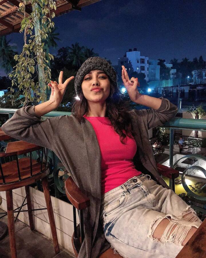 ఇన్ స్టాలో వరుసపెట్టి ఫోటోలు అప్‌లోడ్ చేస్తూ అభిమానులను అలరిస్తోంది.  -Image Credit: Nabha Natesh/Instagram