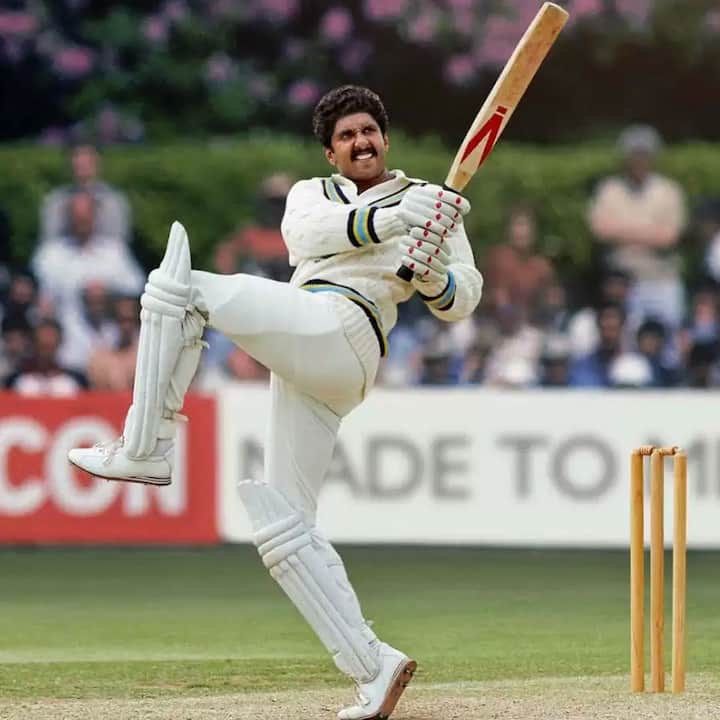 किसी भी शख्सियत को पर्दे पर जीने के दो पहलू होते हैं. एक हुबहू उसकी तरह दिखना और दूसरा उसे हर तरीके से आत्मसात कर लेना. 83 में रणवीर सिंह ने दोनों ही पहलुओं पर खरा उतरने की कोशिश की है और इसके लिए खूब पसीना भी बहाया है. (फोटो – सोशल मीडिया)