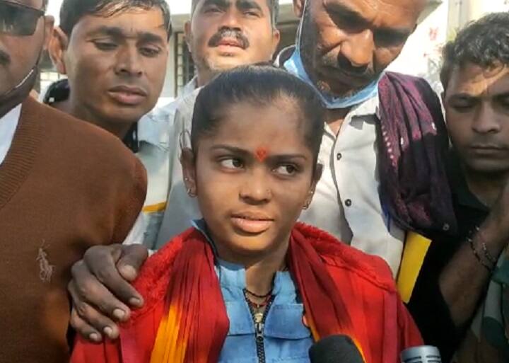Gram Panchayat Election Result : 21 year old Kajal Thakor win Sarpanch election in Banaskantha Gram Panchayat Election Result : માત્ર 21 વર્ષની યુવતી આ ગામમાં બની સરપંચ, જાણો વિગત