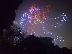 Azadi Amrit Mahotsav: लखनऊ में आजादी के शहीदों को किया गया नमन, मेगा ड्रोन शो को देख मंत्रमुग्ध हुए लोग, देखिए ये खास तस्वीरें