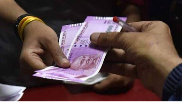 સુપ્રીમ કોર્ટ દ્વારા જારી કરવામાં આવેલા આંકડા અનુસાર, જો ટ્રેનમાં મુસાફરી દરમિયાન તમારો સામાન ચોરાઈ જાય છે, તો તમે RPF પોલીસ સ્ટેશન જઈને તેનો રિપોર્ટ લખાવી શકો છો. અહીં તમારે એક ફોર્મ ભરીને સબમિટ કરવાનું રહેશે.