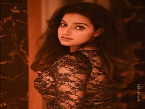 Malavika Menon Pics: மாளவிகா மேனனின் அசத்தல் க்ளிக்ஸ்...! Malavika Menon Pics: மாளவிகா மேனனின் அசத்தல் க்ளிக்ஸ்...!
