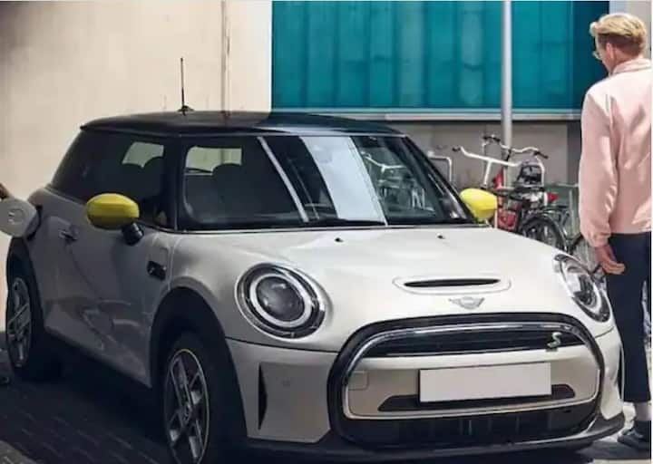 Mini Cooper SE Electric বাজারে  Audi  এবং Mercedes Benz-এর মতো কোম্পানির Electric    গাড়ির সঙ্গে প্রতিদ্বন্দ্বিতা করতে হবে। এই কোম্পানিগুলি ইতিমধ্যেই ভারতীয় বাজারে বৈদ্যুতিক গাড়ি বিক্রি করছে। সেই জায়গায় এবার   BMW ভারতীয় বৈদ্যুতিক বাজারে প্রবেশ করছে৷
