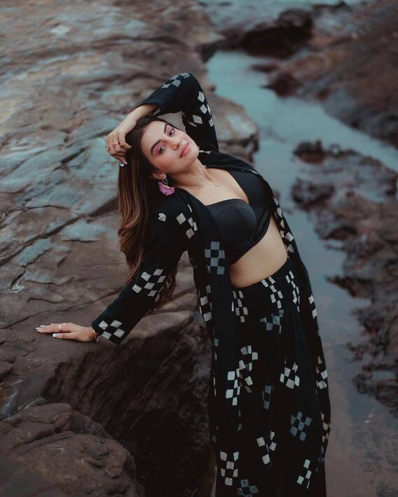Akshara Singh Photos: वेस्टर्न आउटफिट में अक्षरा सिंह का कोई तोड़ नहीं, दिलकश अदाओं से उड़ाती हैं फैंस के होश