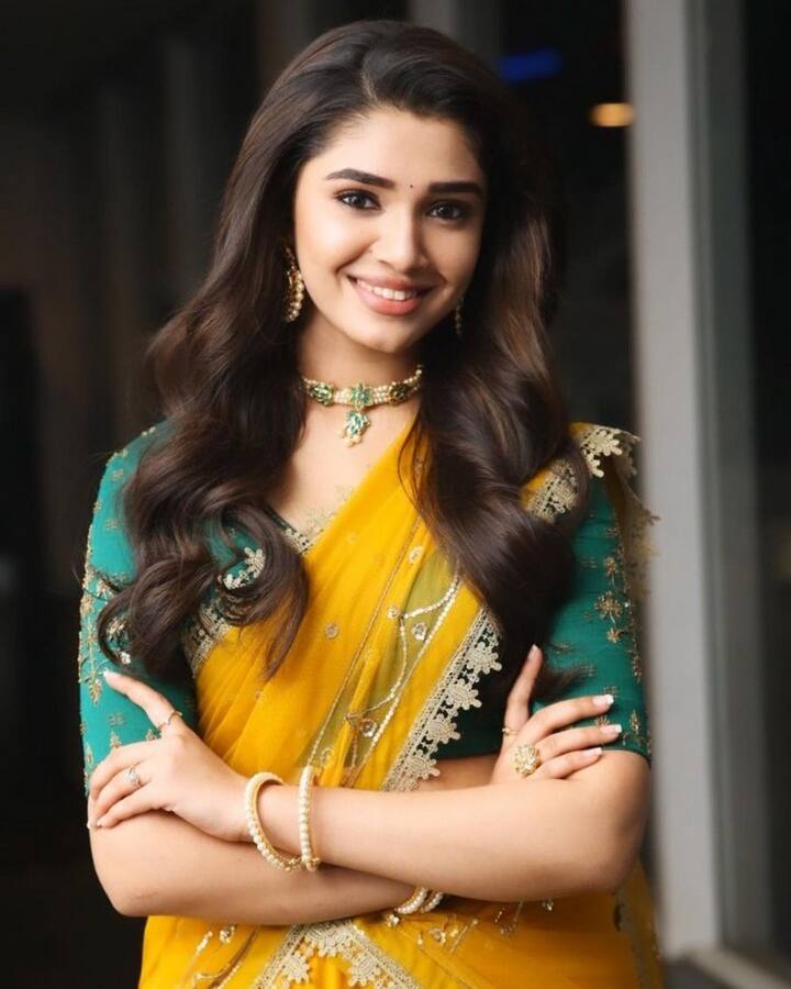 వీటితో పాటు నితిన్ హీరోగా చేస్తోన్న 'మాచర్ల నియోజకవర్గం' సినిమాలతో పాటు రామ్-లింగుస్వామి కాంబినేషన్ లో తెరకెక్కుతోన్న సినిమాలో కూడా హీరోయిన్ గా నటిస్తోంది.(Photo Courtesy: Instagram)