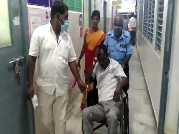 அதிமுக உட்கட்சித் தேர்தல்: முன்னாள் அமைச்சர் முன்னிலையில் அதிமுகவினர் மோதல் - 4 பேர் கைது AIADMK internal party election: ADMK clash in the presence of former minister - 4 arrested அதிமுக உட்கட்சித் தேர்தல்: முன்னாள் அமைச்சர் முன்னிலையில் அதிமுகவினர் மோதல் - 4 பேர் கைது