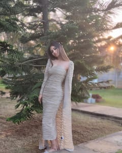 Mouni Roy Photos: बॉडीकॉन ट्यूब ड्रेस में मौनी रॉय ने दिखाईं दिलकश अदाएं, तस्वीरों से नजरें हटा पाना फैंस के लिए हुआ मुश्किल
