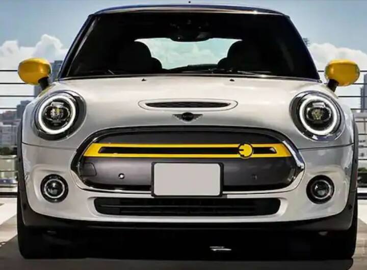 Mini Cooper SE Electric Pics: আগামী মার্চেই Mini Cooper Electric SE লঞ্চ করতে চলেছে   BMW India। অক্টোবরেই গাড়ির টিজার ছাড়ে কোম্পানি। শুরু হয়ে গিয়েছে এর প্রি-বুকিং। আপনি প্রি-বুকিং করতে চাইলে দিতে হবে    1 লাখ টাকা টোকেন মানি। শোনা যাচ্ছে, গাড়িতে 32.6kWh এর একটি ব্যাটারি প্যাক দেবে কোম্পানি। কোম্পানির দাবি, এই গাড়ি   270Nm টর্ক জেনারেট করতে পারে। 7.3 সেকেন্ডে (0-100) kmph গতি তুলতে পারে মিনি।